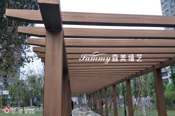 成都新都區(qū)桂湖鎮(zhèn)海倫國(guó)際廣場(chǎng)鋼構(gòu)廊架仿木紋