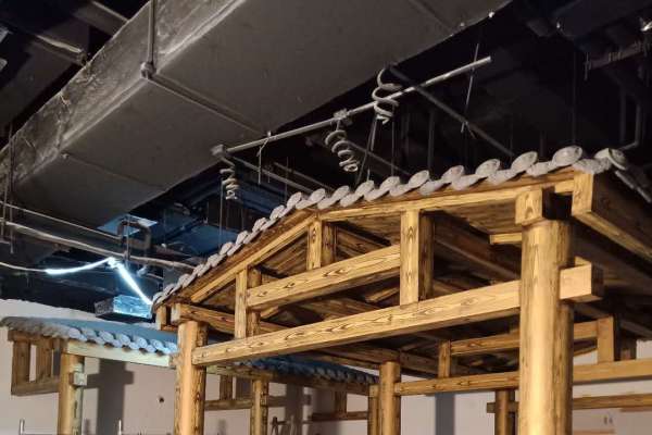 河南商丘北海路萬達室內餐廳鍍鋅圓管仿木紋漆