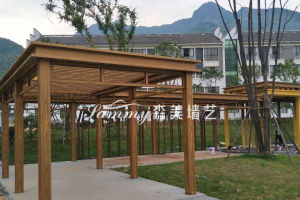 江西上饒三清山楓林廣場鋼結構長廊仿木漆施工