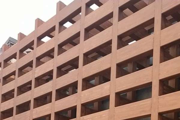 山東新泰市周路玉春大酒店鋼構造型仿木漆案例