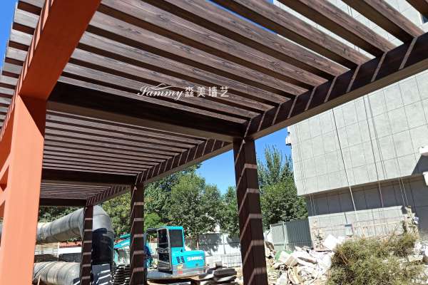 山西經濟管理干部學院鋼構廊架仿木紋漆施工